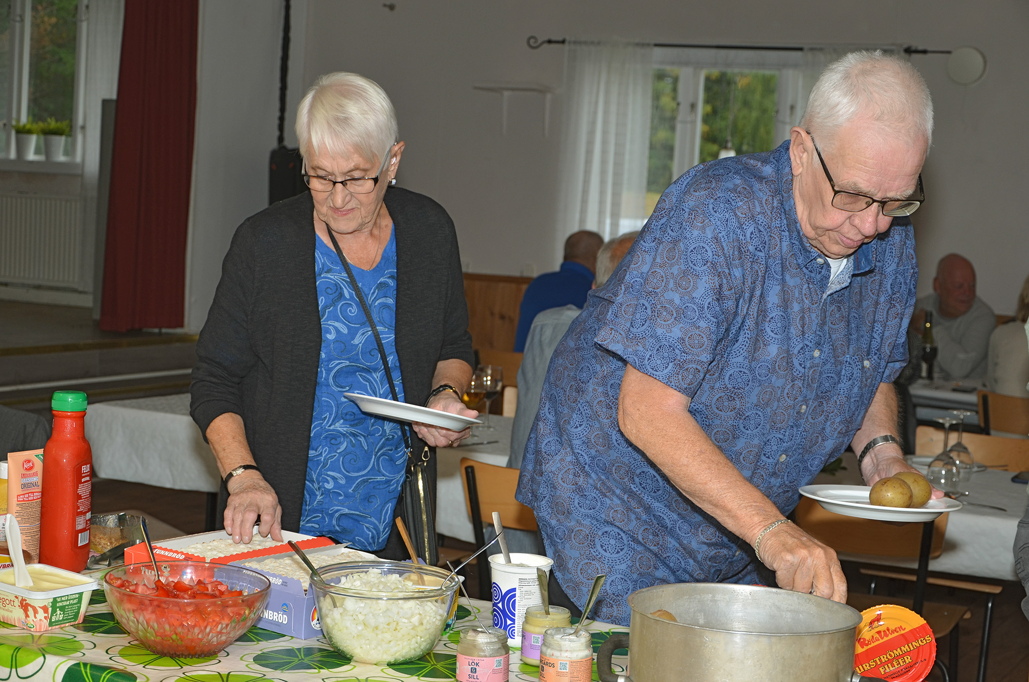 Röste.nu – Röstebilder – Kräft- och surströmmingsfest i Dönjegården