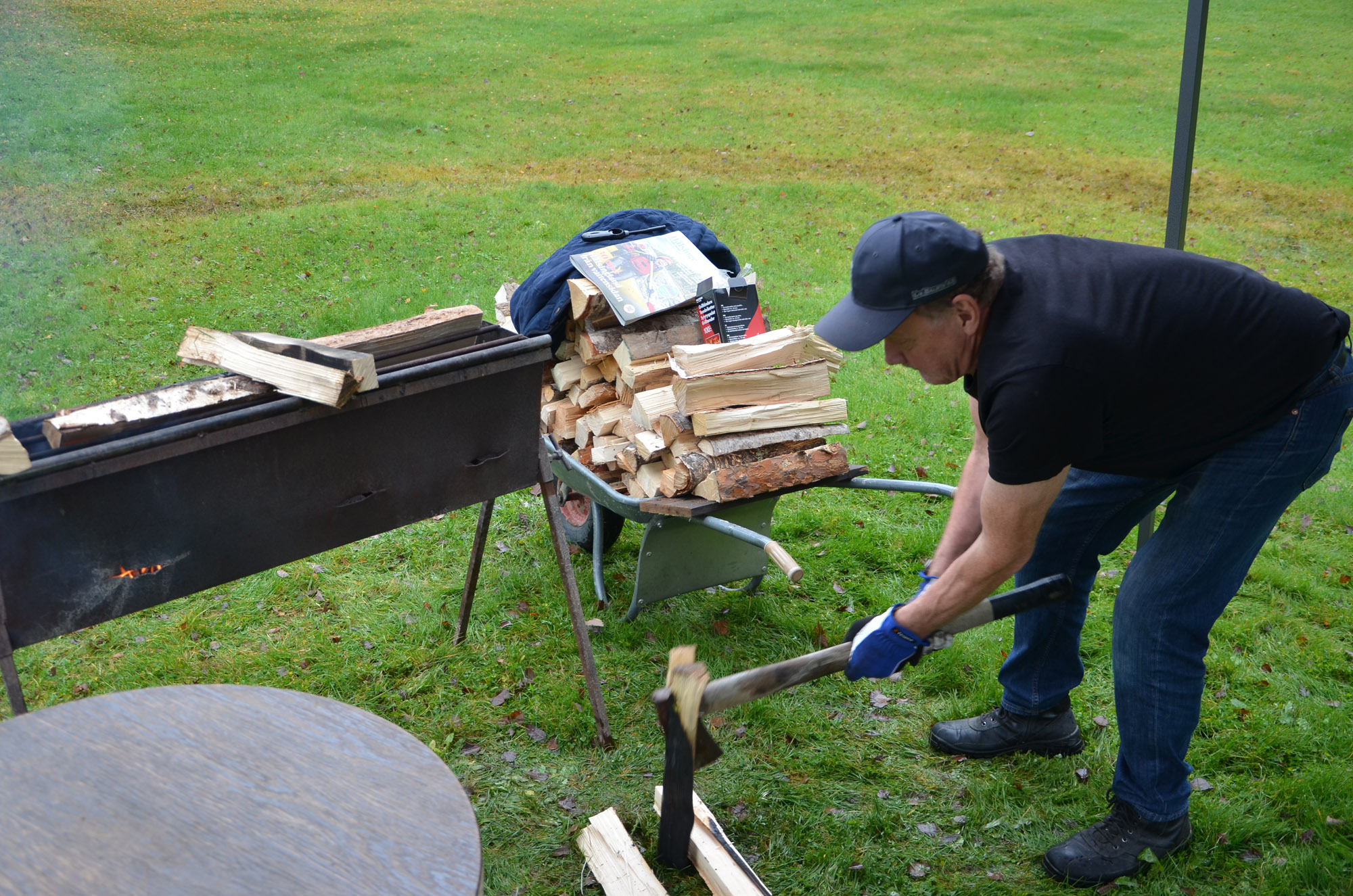 Röste.nu – Röstebilder – Kulturdag i Dönjegården med Stockholmstrubadur, kolbullar och rullrån 2025
