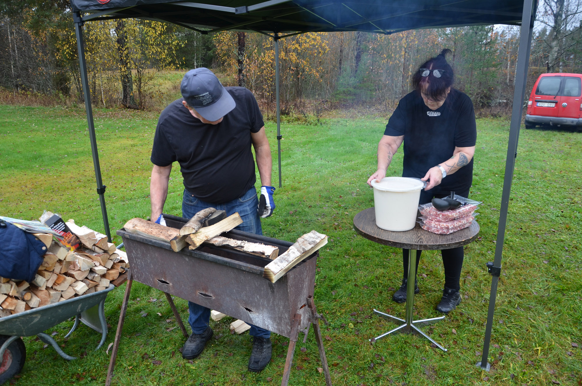 Röste.nu – Röstebilder – Kulturdag i Dönjegården med Stockholmstrubadur, kolbullar och rullrån 2025