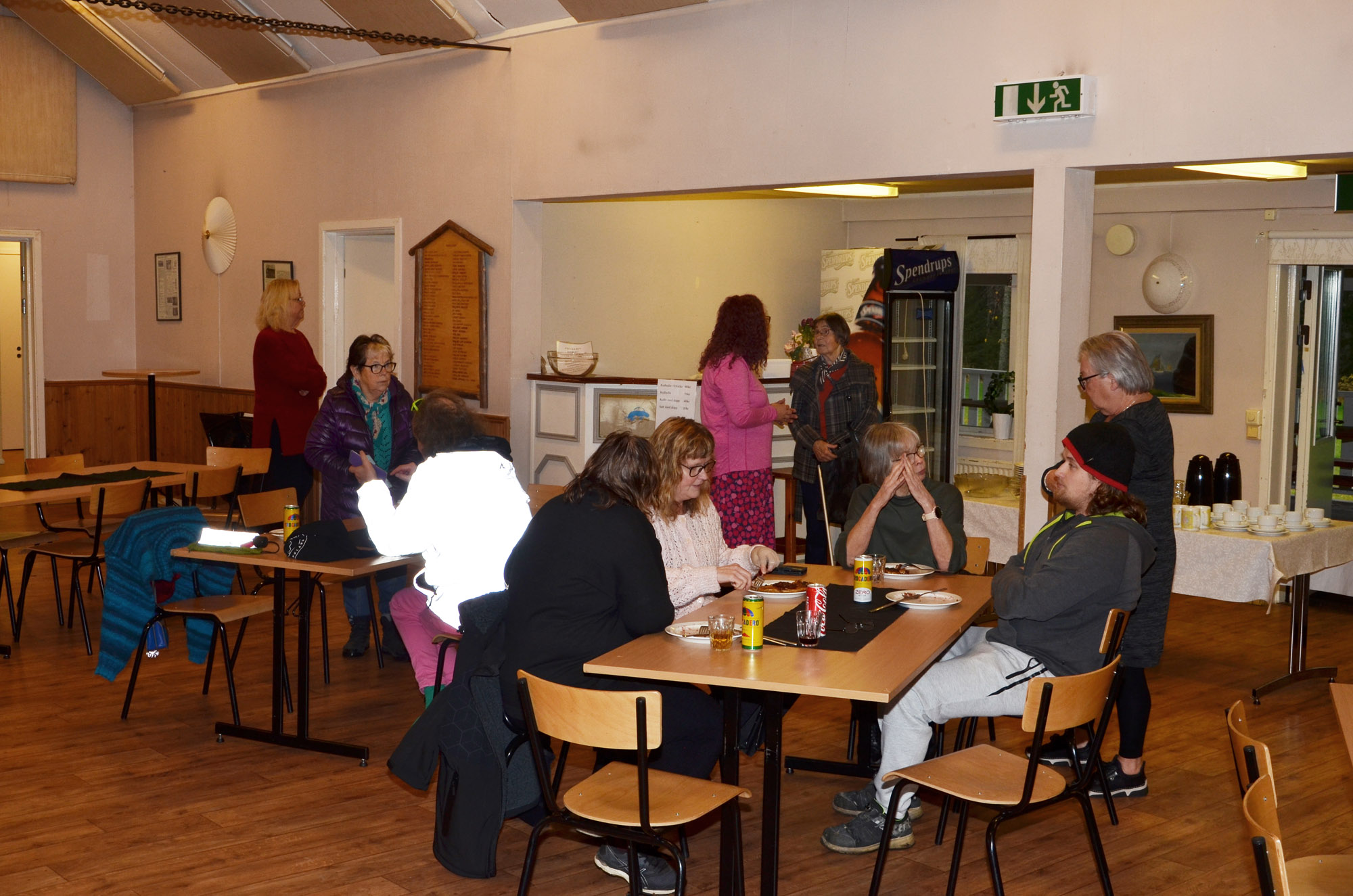 Röste.nu – Röstebilder – Kulturdag i Dönjegården med Stockholmstrubadur, kolbullar och rullrån 2025