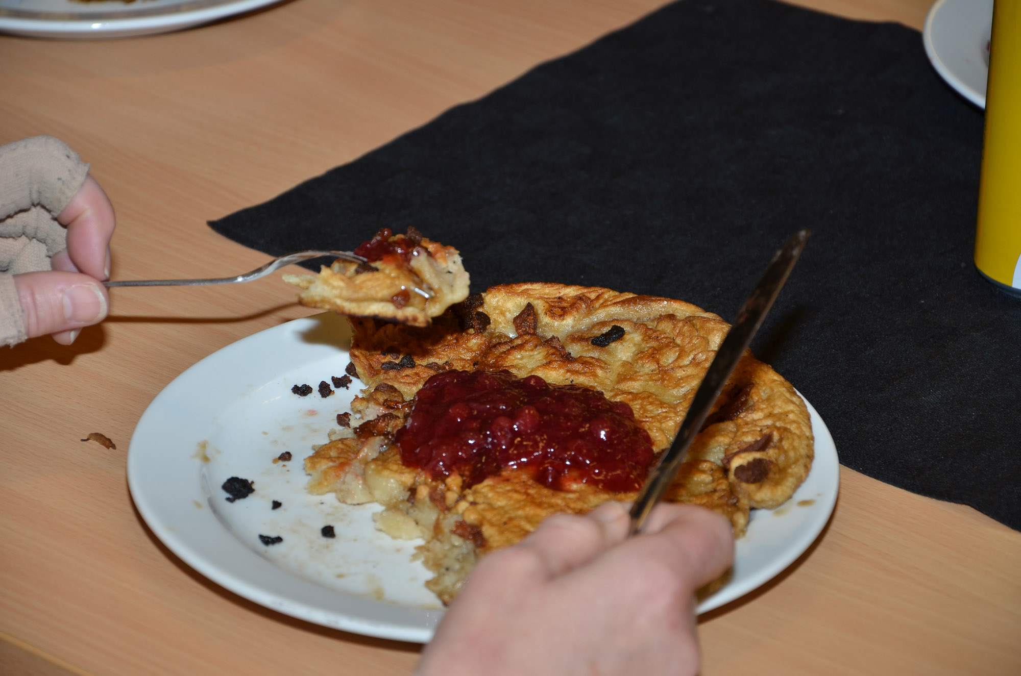 Röste.nu – Röstebilder – Kulturdag i Dönjegården med Stockholmstrubadur, kolbullar och rullrån 2025