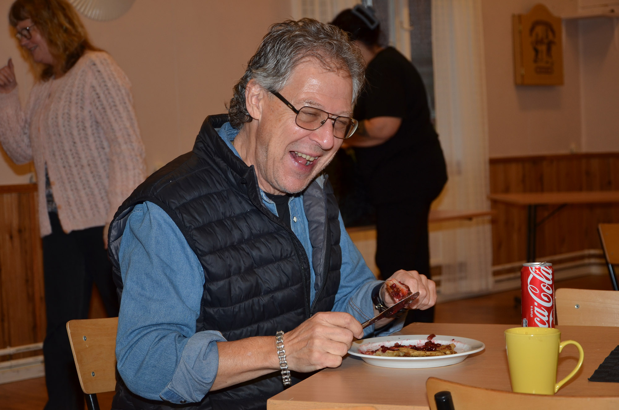 Röste.nu – Röstebilder – Kulturdag i Dönjegården med Stockholmstrubadur, kolbullar och rullrån 2025