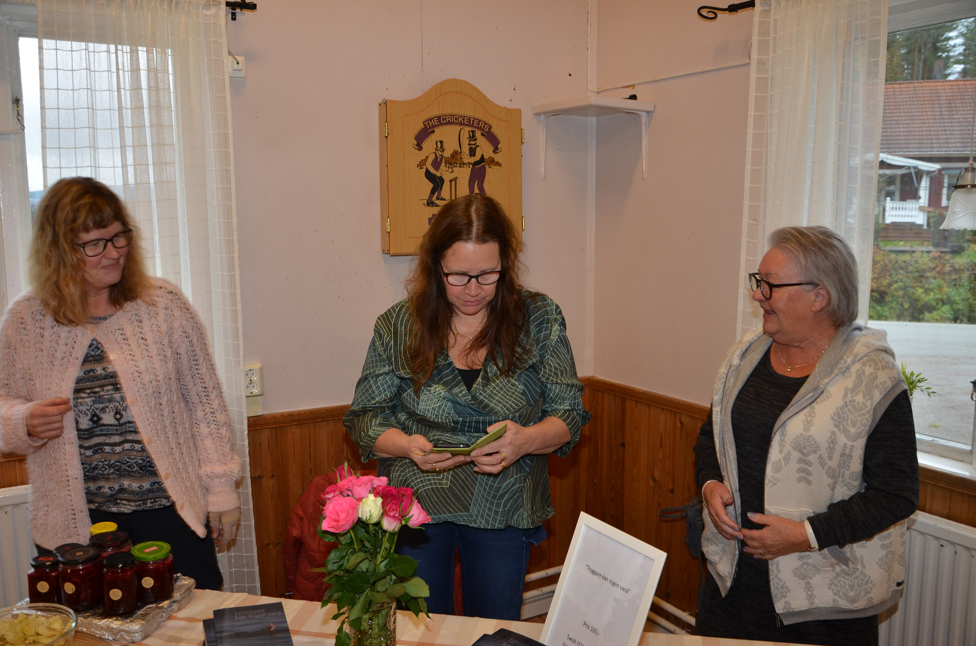 Röste.nu – Röstebilder – Kulturdag i Dönjegården med Stockholmstrubadur, kolbullar och rullrån 2025