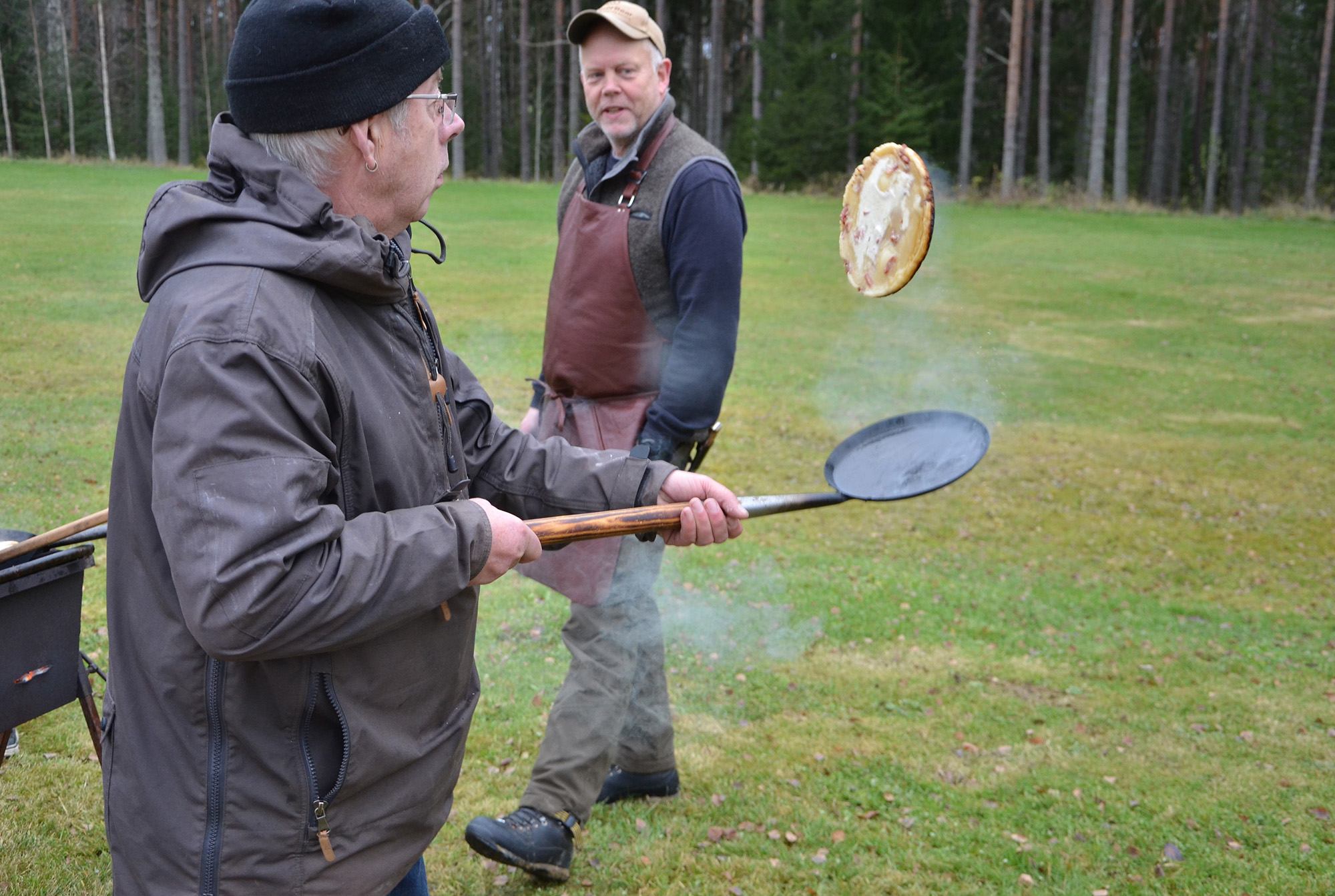 Röste.nu – Röstebilder – Kulturdag i Dönjegården med deckare, kolbullar och stickat 2023