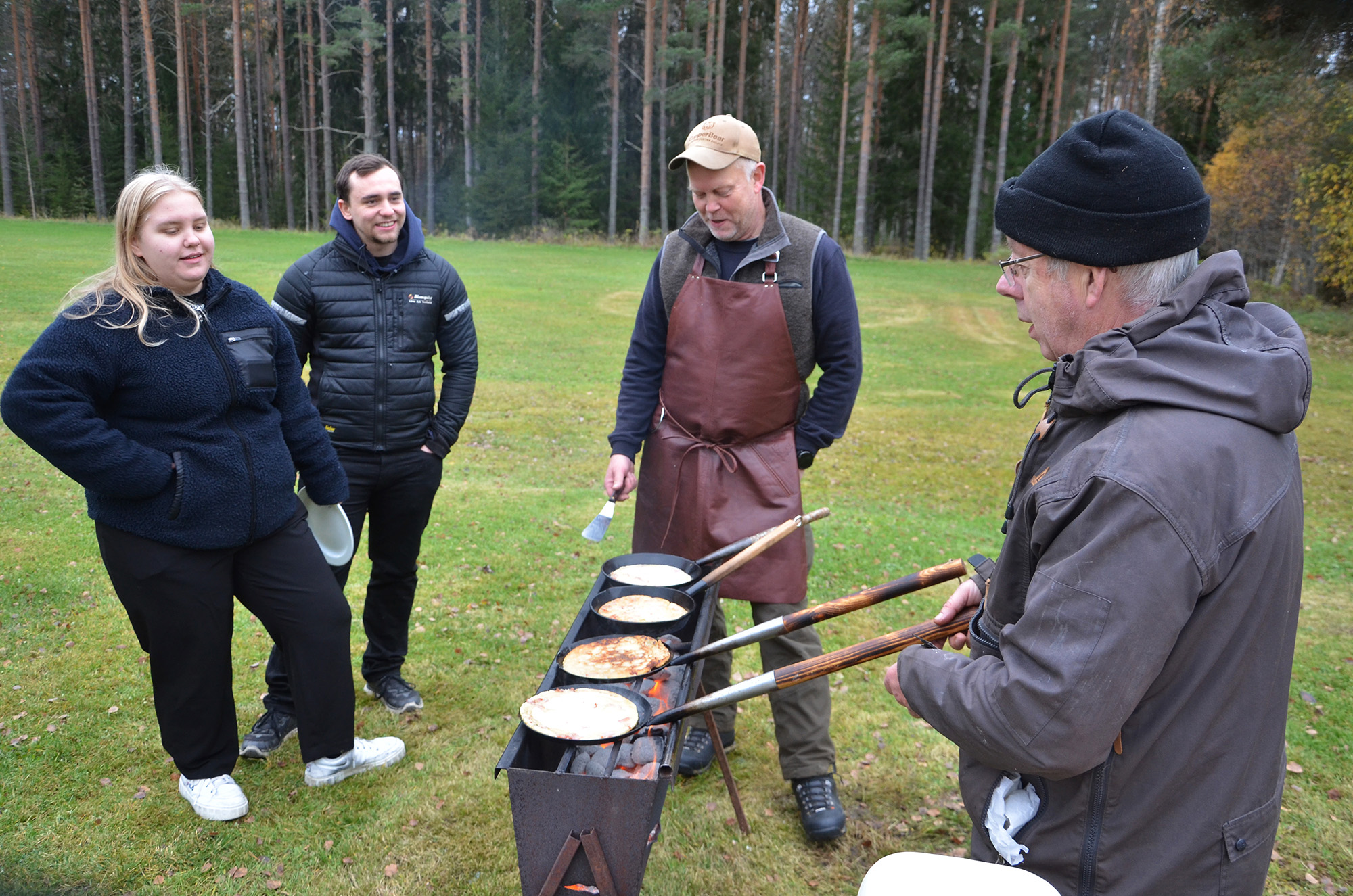Röste.nu – Röstebilder – Kulturdag i Dönjegården med deckare, kolbullar och stickat 2023