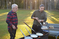 Röste.nu – Röstebilder – Kulturdag i Dönjegården med kolbullar, gamla bilder och honung 2024