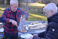 Röste.nu – Röstebilder – Kulturdag i Dönjegården med kolbullar, gamla bilder och honung 2024