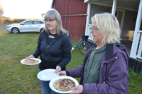 Röste.nu – Röstebilder – Kulturdag i Dönjegården med kolbullar, gamla bilder och honung 2024