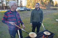 Röste.nu – Röstebilder – Kulturdag i Dönjegården med kolbullar, gamla bilder och honung 2024