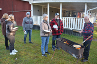 Röste.nu – Röstebilder – Kulturdag i Dönjegården med kolbullar, gamla bilder och honung 2024