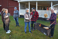 Röste.nu – Röstebilder – Kulturdag i Dönjegården med kolbullar, gamla bilder och honung 2024