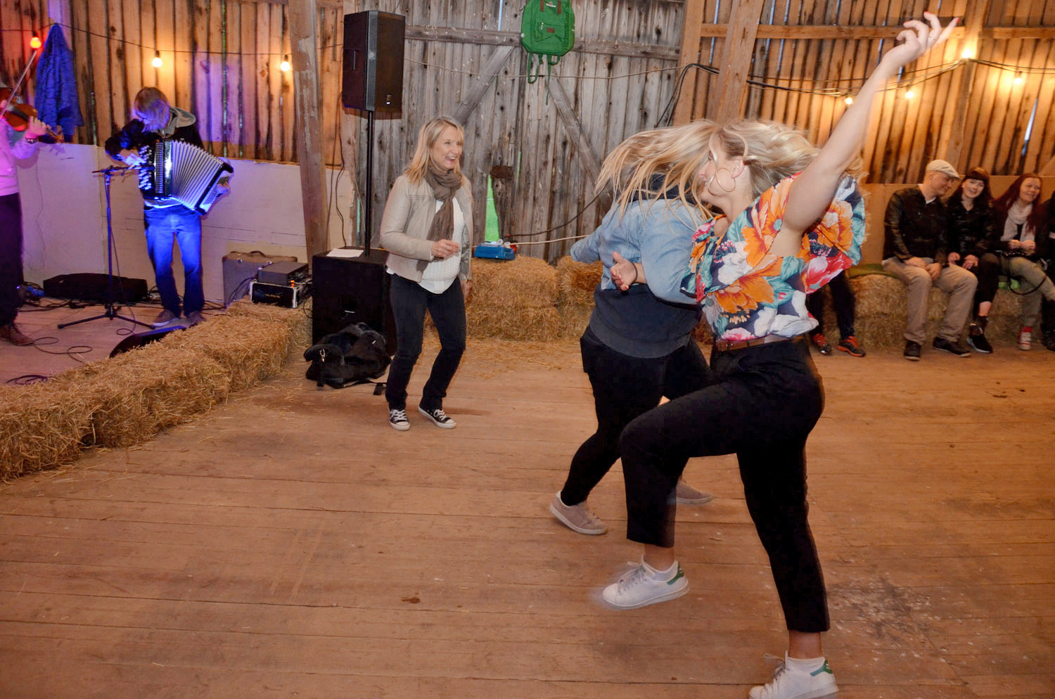 Röste.nu – Röstebilder – Logdans i Farmorsladan 2017