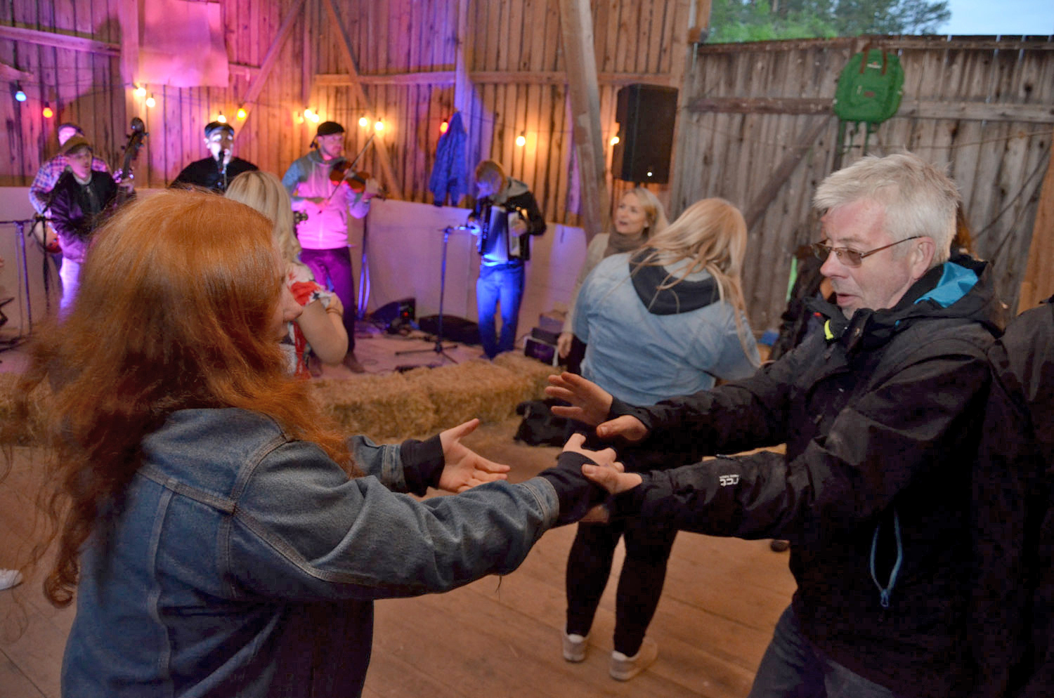 Röste.nu – Röstebilder – Logdans i Farmorsladan 2017