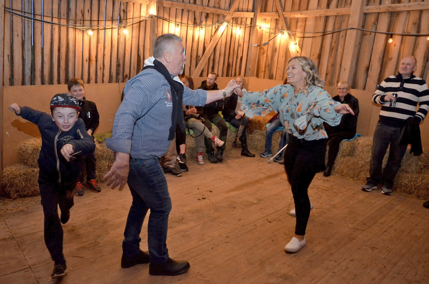 Röste.nu – Röstebilder – Logdans i Farmorsladan 2017