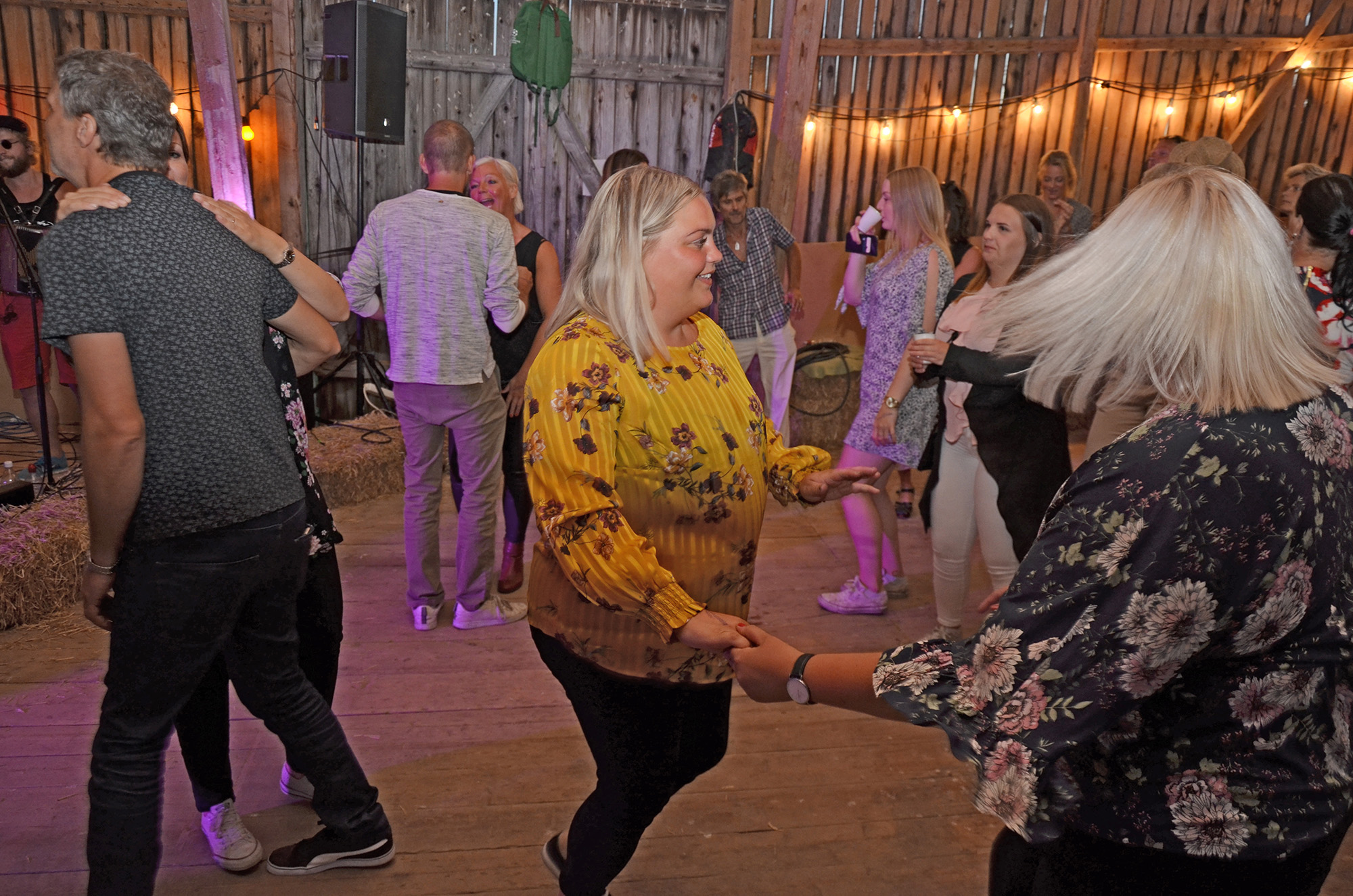 Röste.nu – Röstebilder – Logdans i Farmorsladan 2018