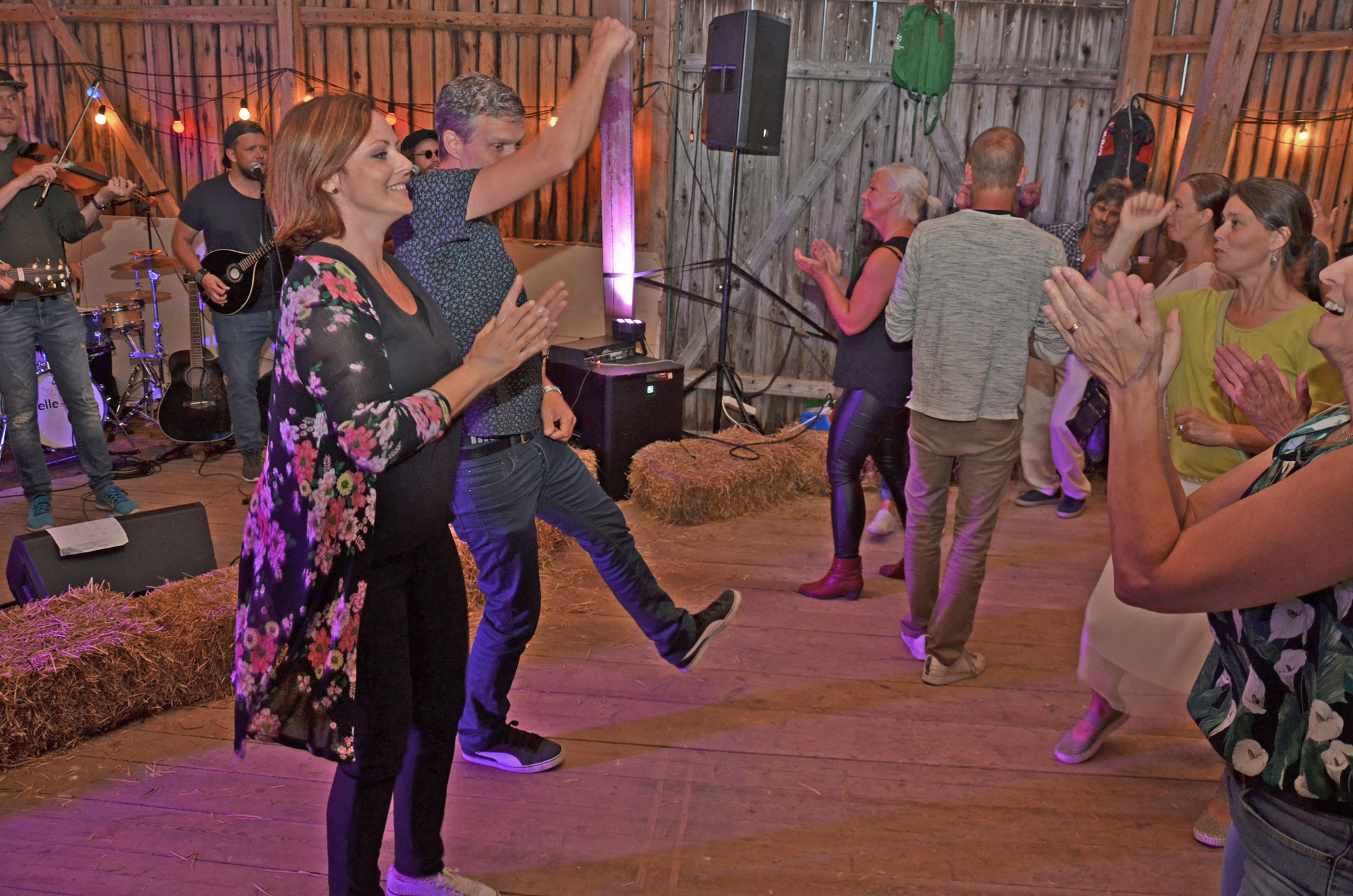 Röste.nu – Röstebilder – Logdans i Farmorsladan 2018