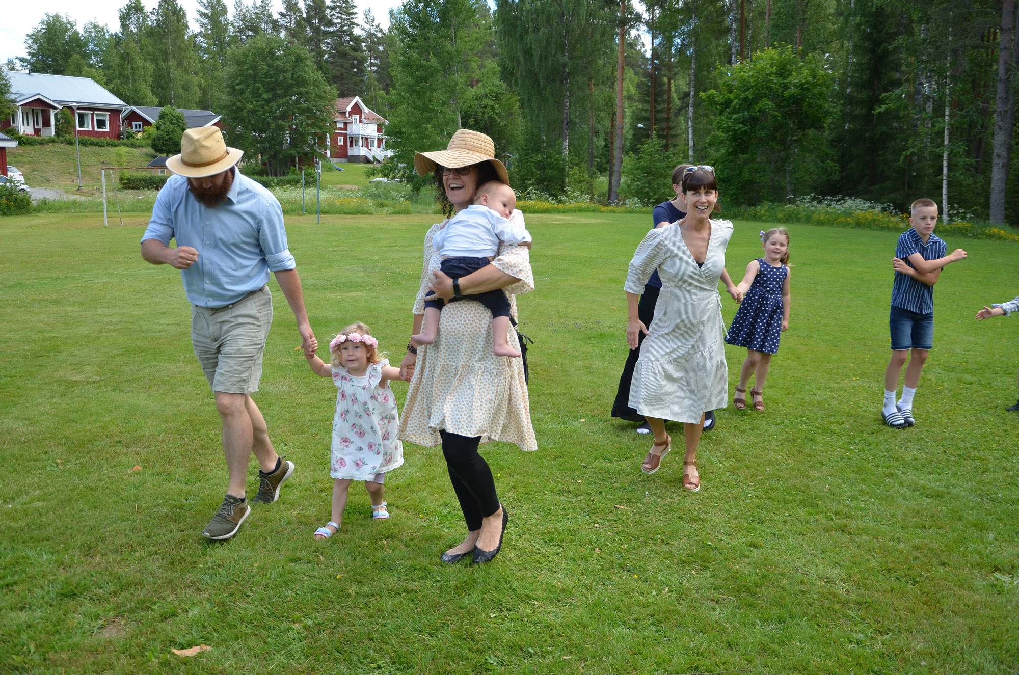 Röste.nu – Röstebilder – Midsommarfirande vid Dönjegården 2024
