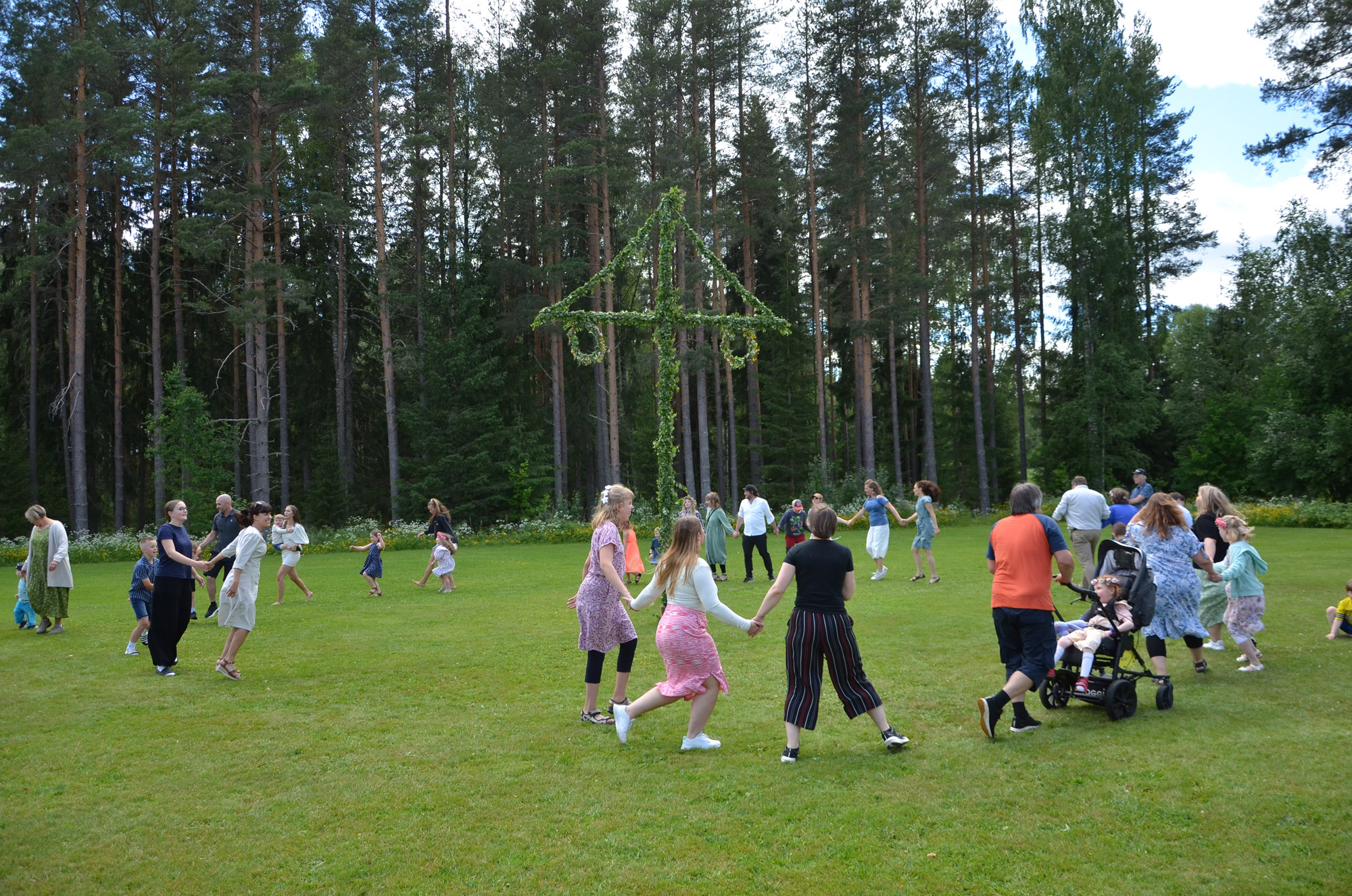 Röste.nu – Röstebilder – Midsommarfirande vid Dönjegården 2024