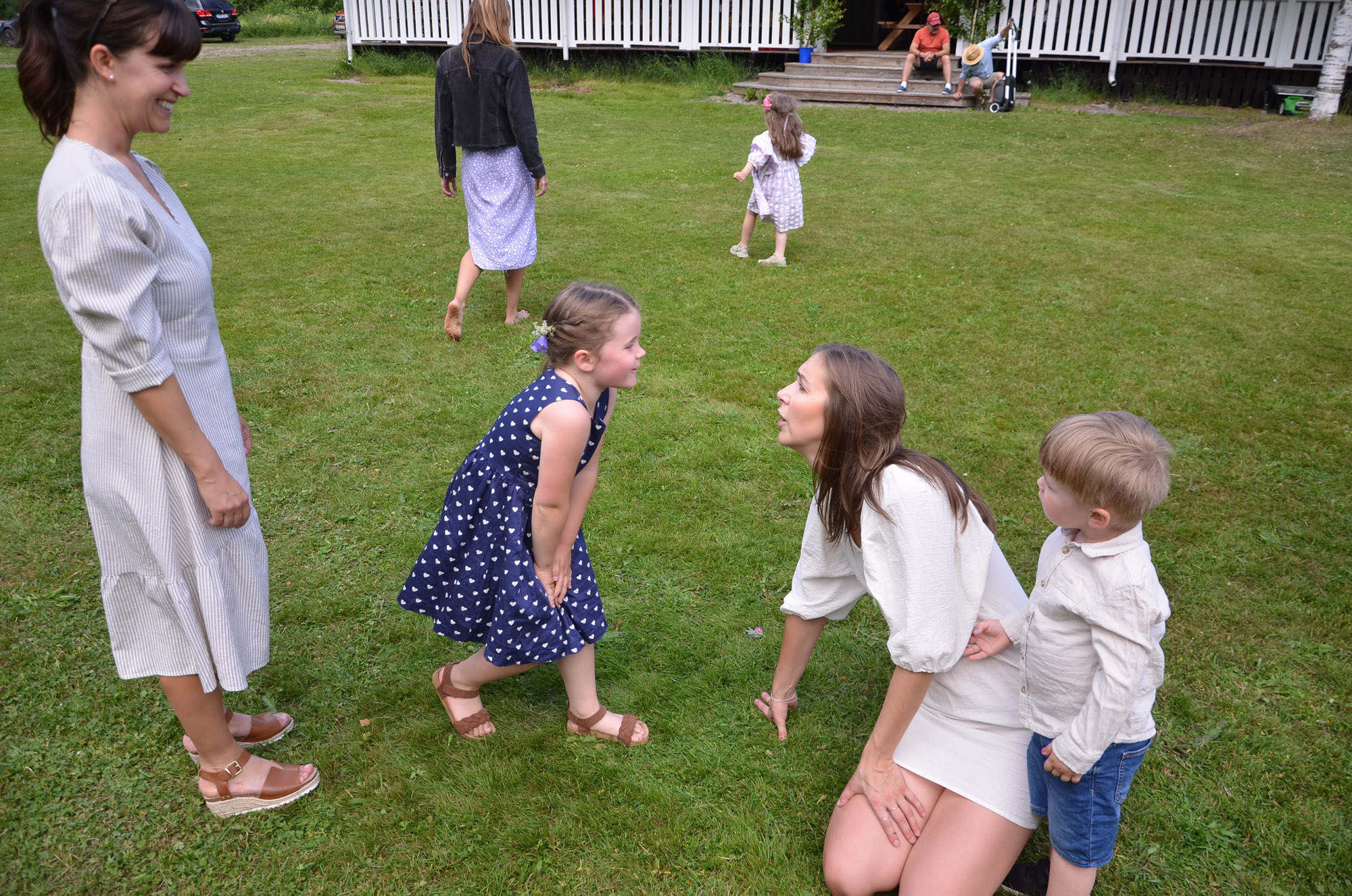 Röste.nu – Röstebilder – Midsommarfirande vid Dönjegården 2024