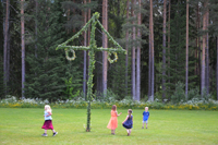 Röste.nu – Röstebilder – Midsommarfirande vid Dönjegården 2024