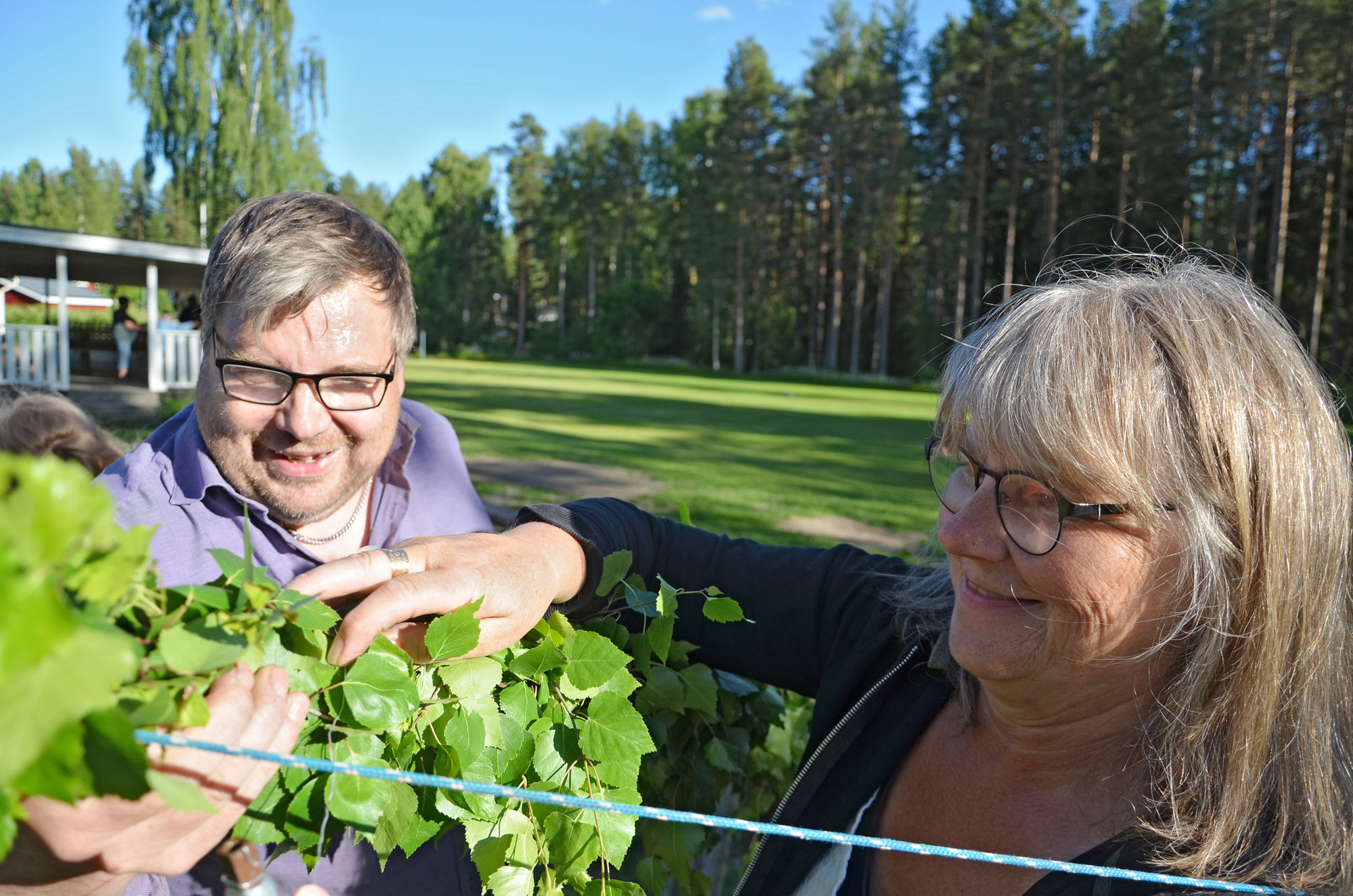 Röste.nu – Röstebilder – Inför midsommarfirandet vid Dönjegården 2024