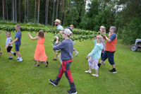 Röste.nu – Röstebilder – Midsommarfirande vid Dönjegården 2024