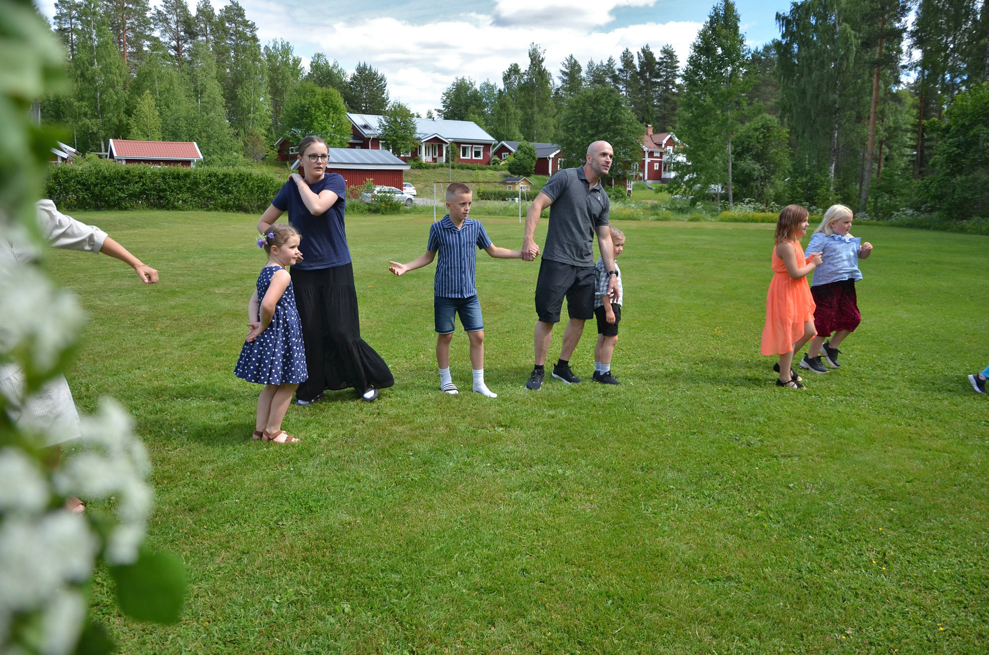 Röste.nu – Röstebilder – Midsommarfirande vid Dönjegården 2024