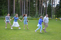 Röste.nu – Röstebilder – Midsommarfirande vid Dönjegården 2024