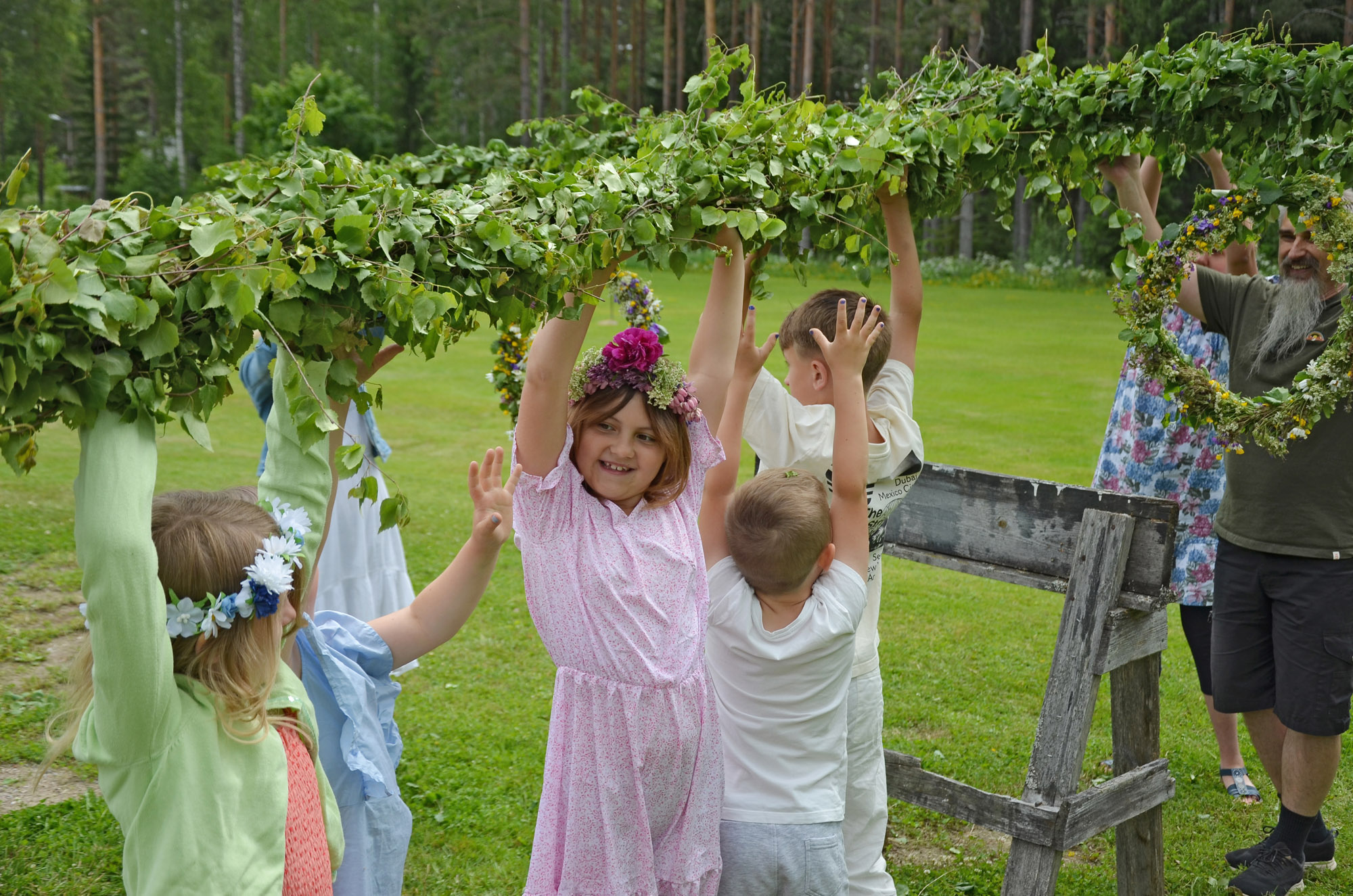 Röste.nu – Röstebilder – Midsommarfirande vid Dönjegården 2025