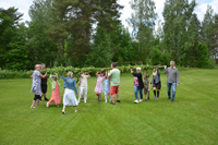 Röste.nu – Röstebilder – Midsommarfirande vid Dönjegården 2025