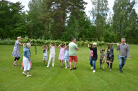 Röste.nu – Röstebilder – Midsommarfirande vid Dönjegården 2025