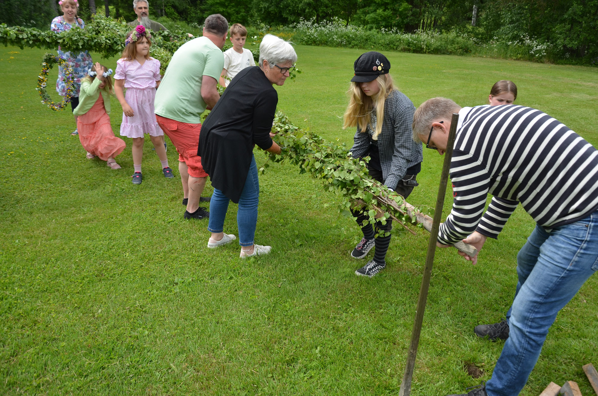Röste.nu – Röstebilder – Midsommarfirande vid Dönjegården 2025