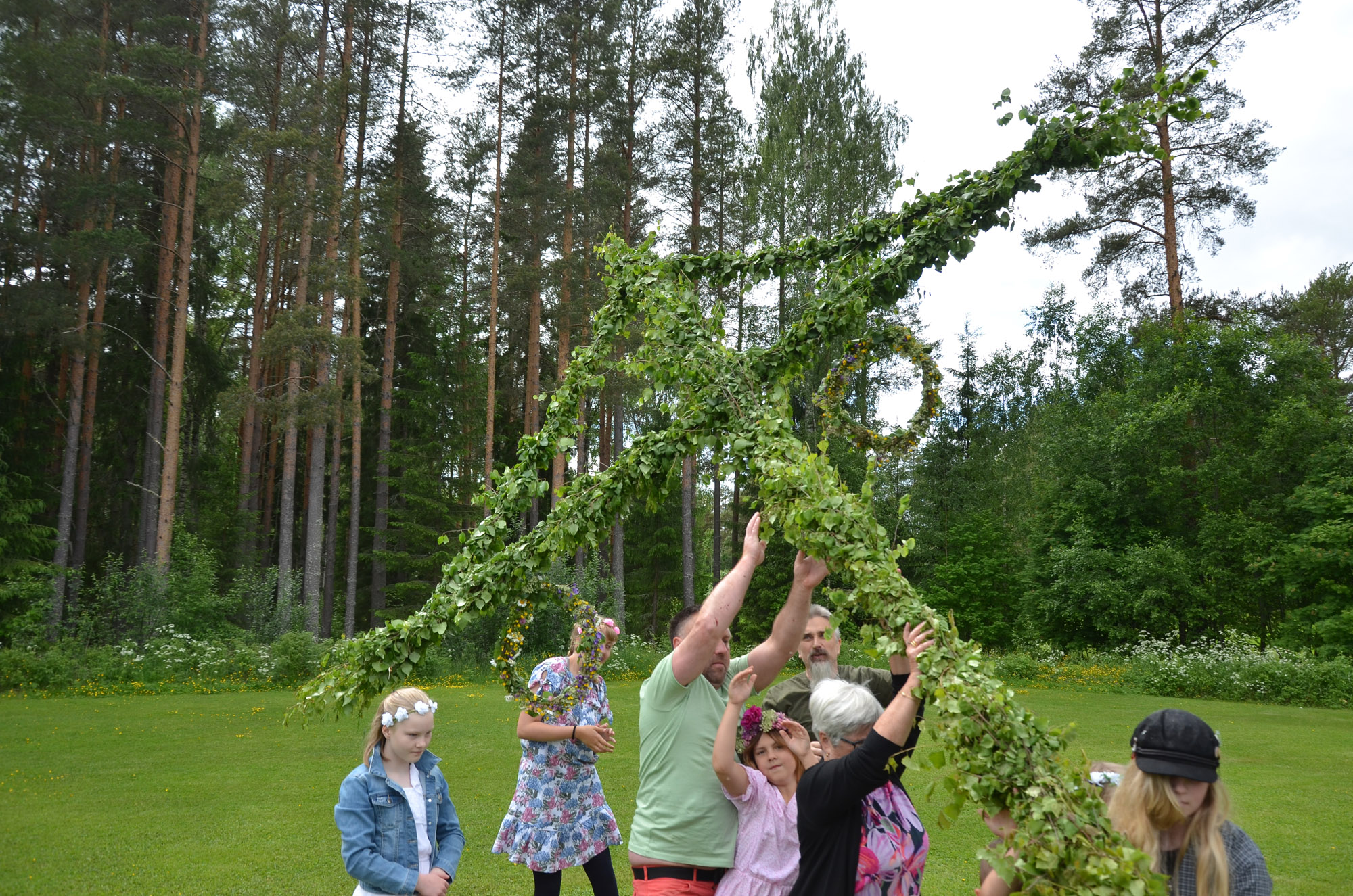 Röste.nu – Röstebilder – Midsommarfirande vid Dönjegården 2025