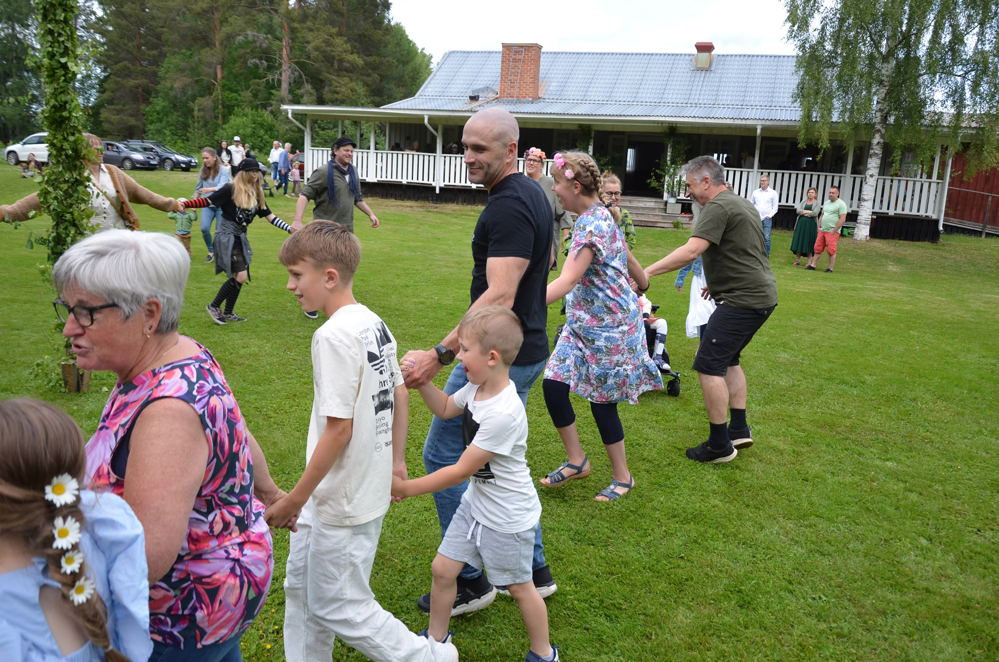 Röste.nu – Röstebilder – Midsommarfirande vid Dönjegården 2025
