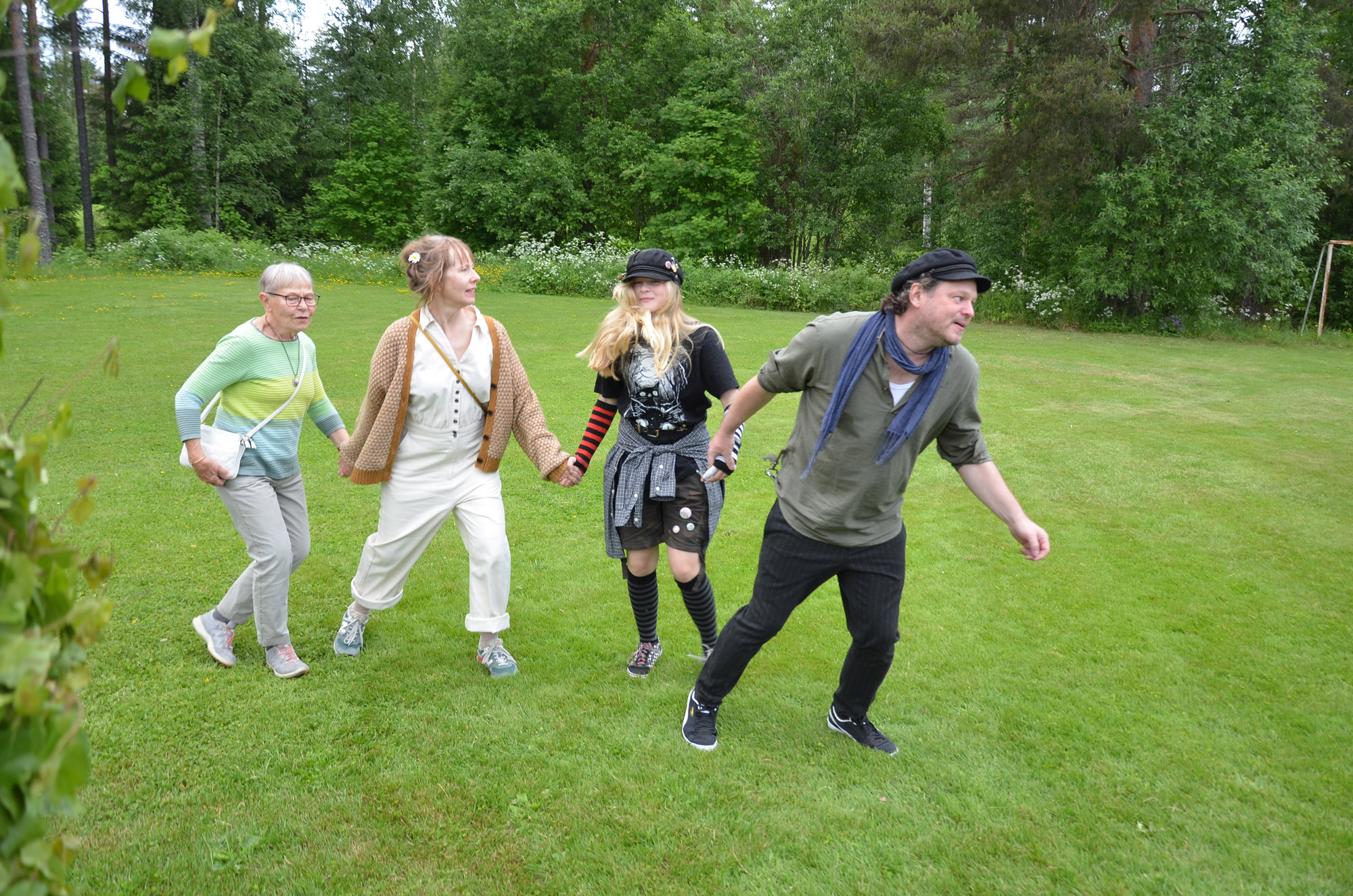 Röste.nu – Röstebilder – Midsommarfirande vid Dönjegården 2025