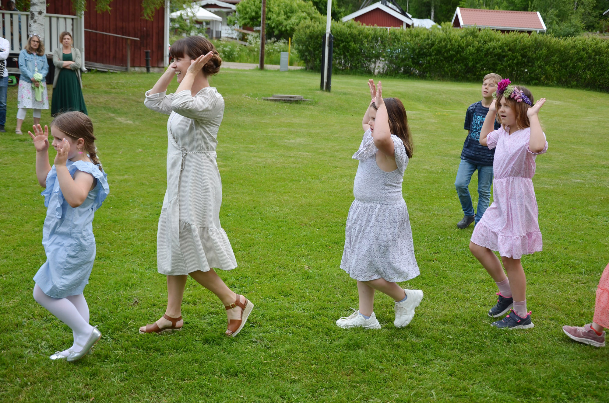 Röste.nu – Röstebilder – Midsommarfirande vid Dönjegården 2025