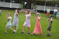 Röste.nu – Röstebilder – Midsommarfirande vid Dönjegården 2025