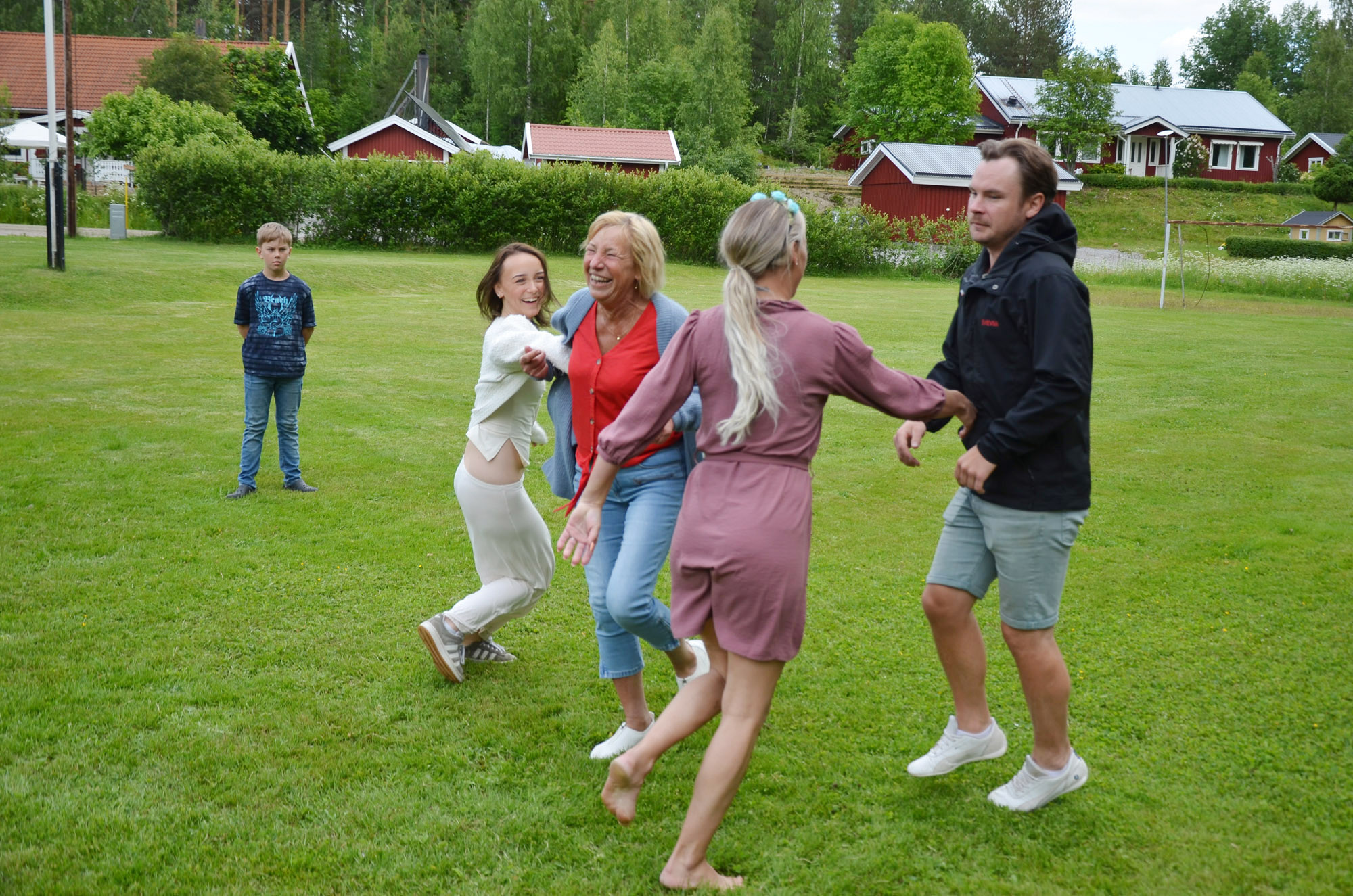 Röste.nu – Röstebilder – Midsommarfirande vid Dönjegården 2025