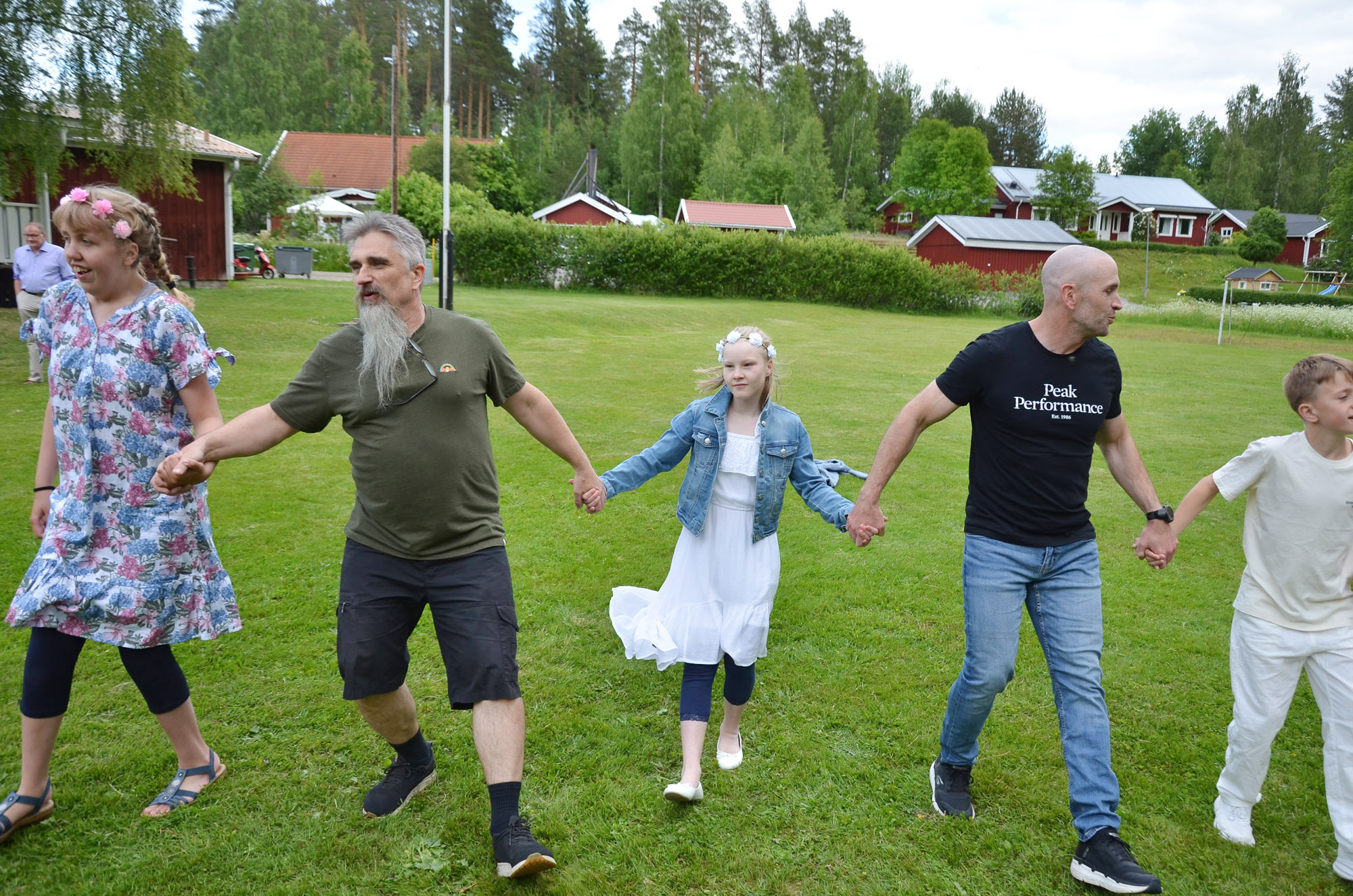 Röste.nu – Röstebilder – Midsommarfirande vid Dönjegården 2025