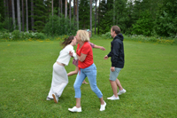 Röste.nu – Röstebilder – Midsommarfirande vid Dönjegården 2025