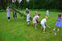 Röste.nu – Röstebilder – Midsommarfirande vid Dönjegården 2026