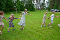 Röste.nu – Röstebilder – Midsommarfirande vid Dönjegården 2026