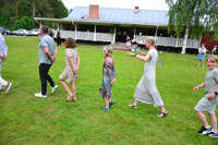 Röste.nu – Röstebilder – Midsommarfirande vid Dönjegården 2026