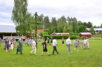 Röste.nu – Röstebilder – Midsommarfirande vid Dönjegården 2026