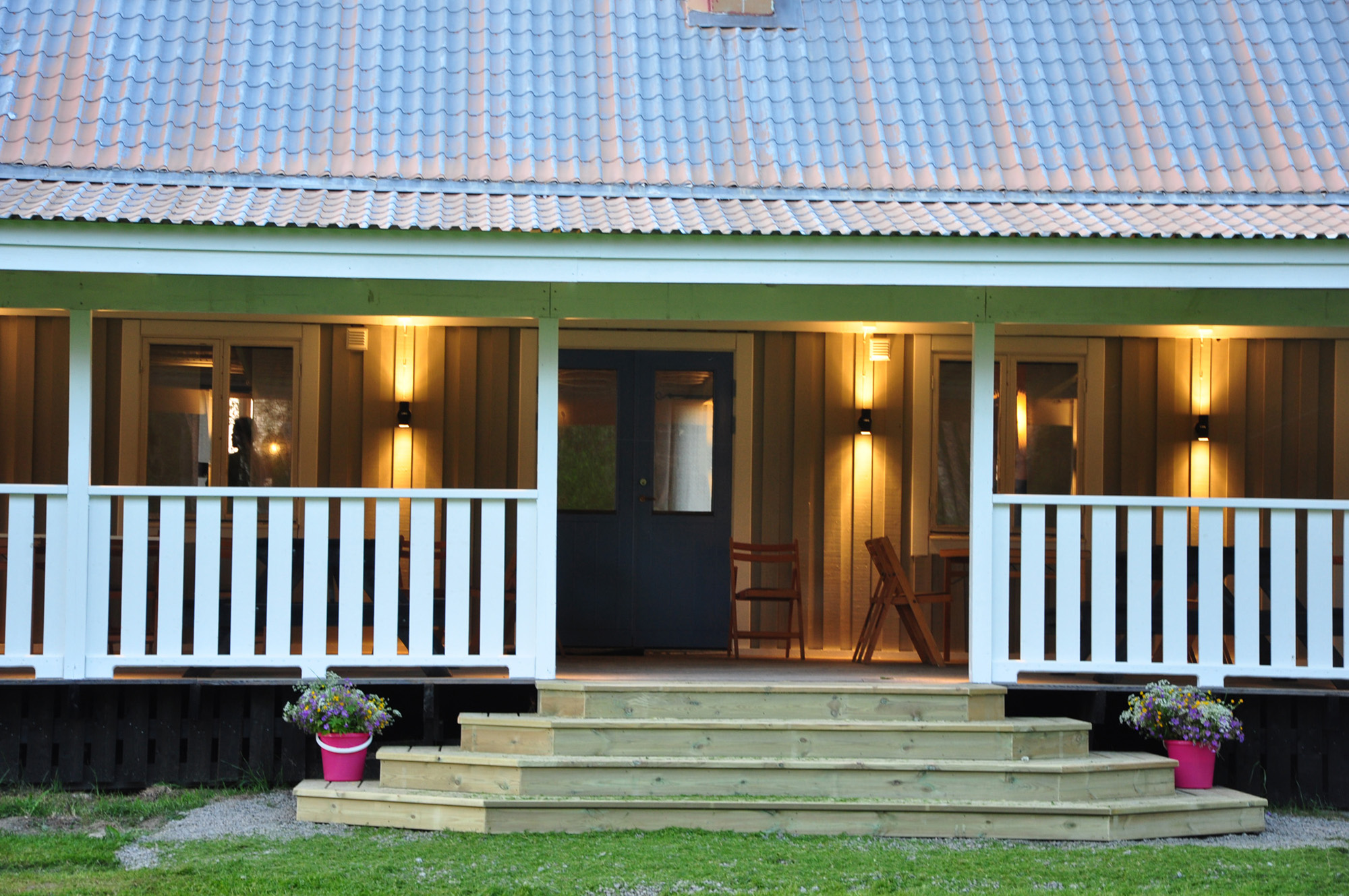 Röste.nu – Röstebilder – Inför midsommarfirandet vid Dönjegården 2012