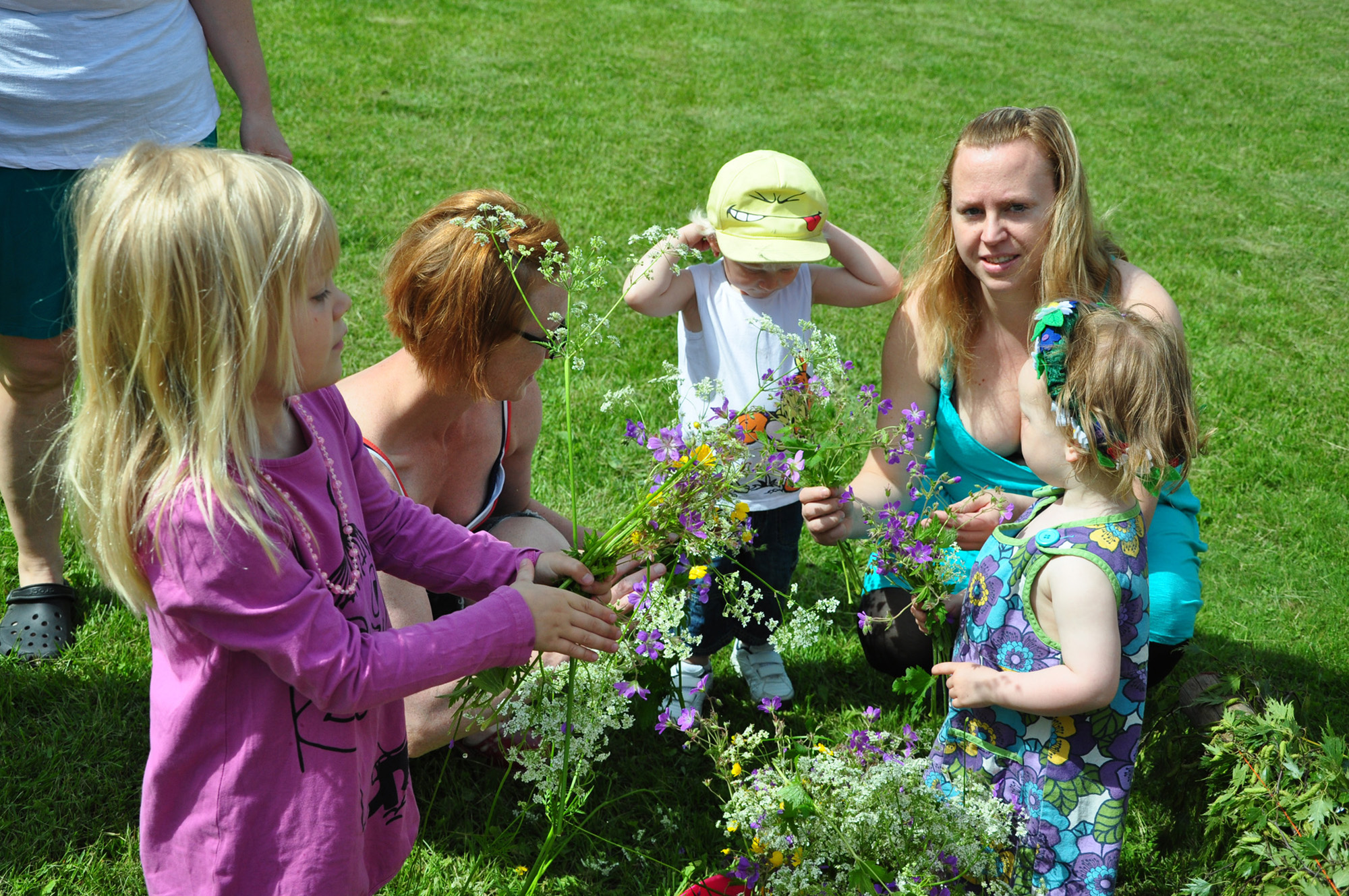 Röste.nu – Röstebilder – Midsommarfirande vid Dönjegården 2012