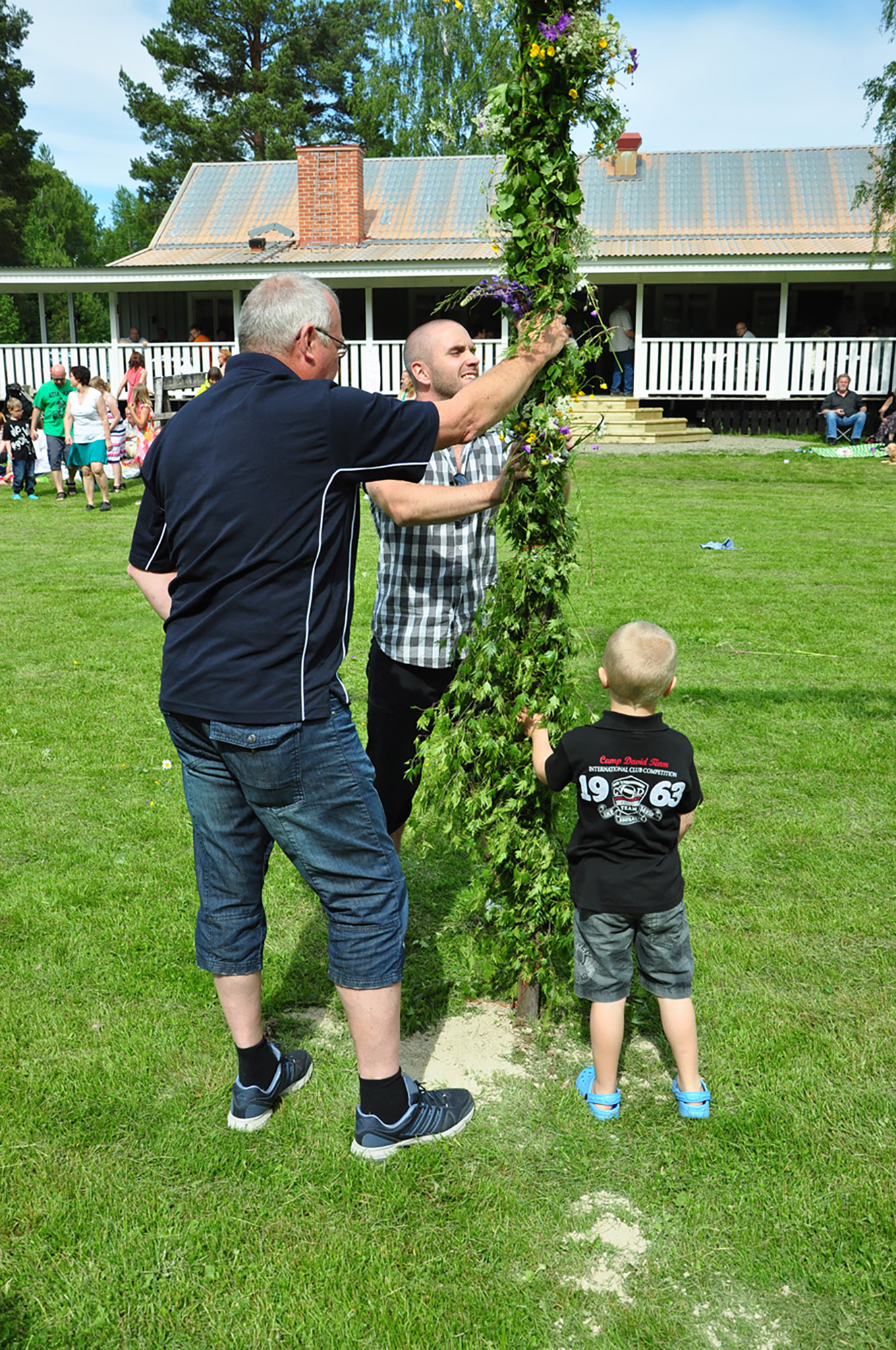 Röste.nu – Röstebilder – Midsommarfirande vid Dönjegården 2012