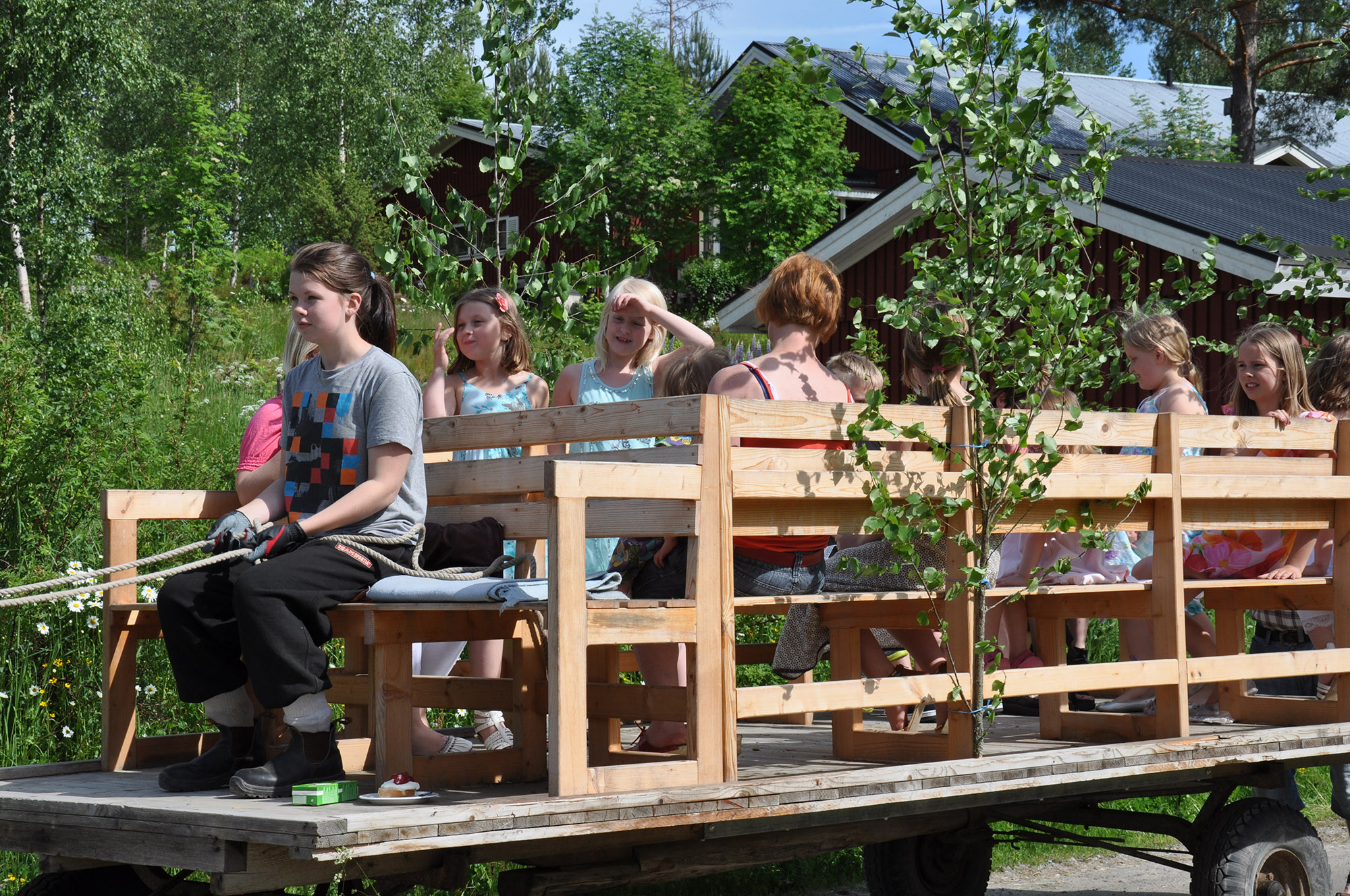 Röste.nu – Röstebilder – Midsommarfirande vid Dönjegården 2012
