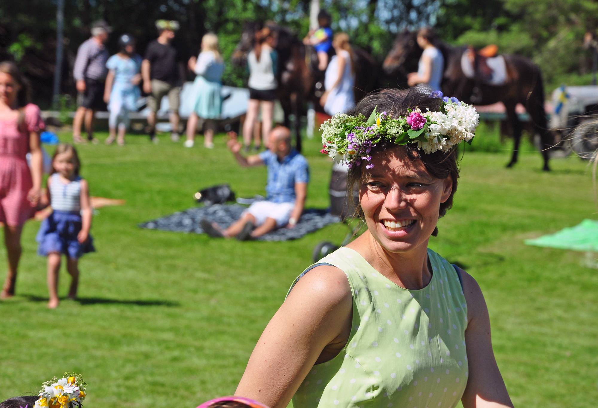 Röste.nu – Röstebilder – Midsommarfirande vid Dönjegården 2013