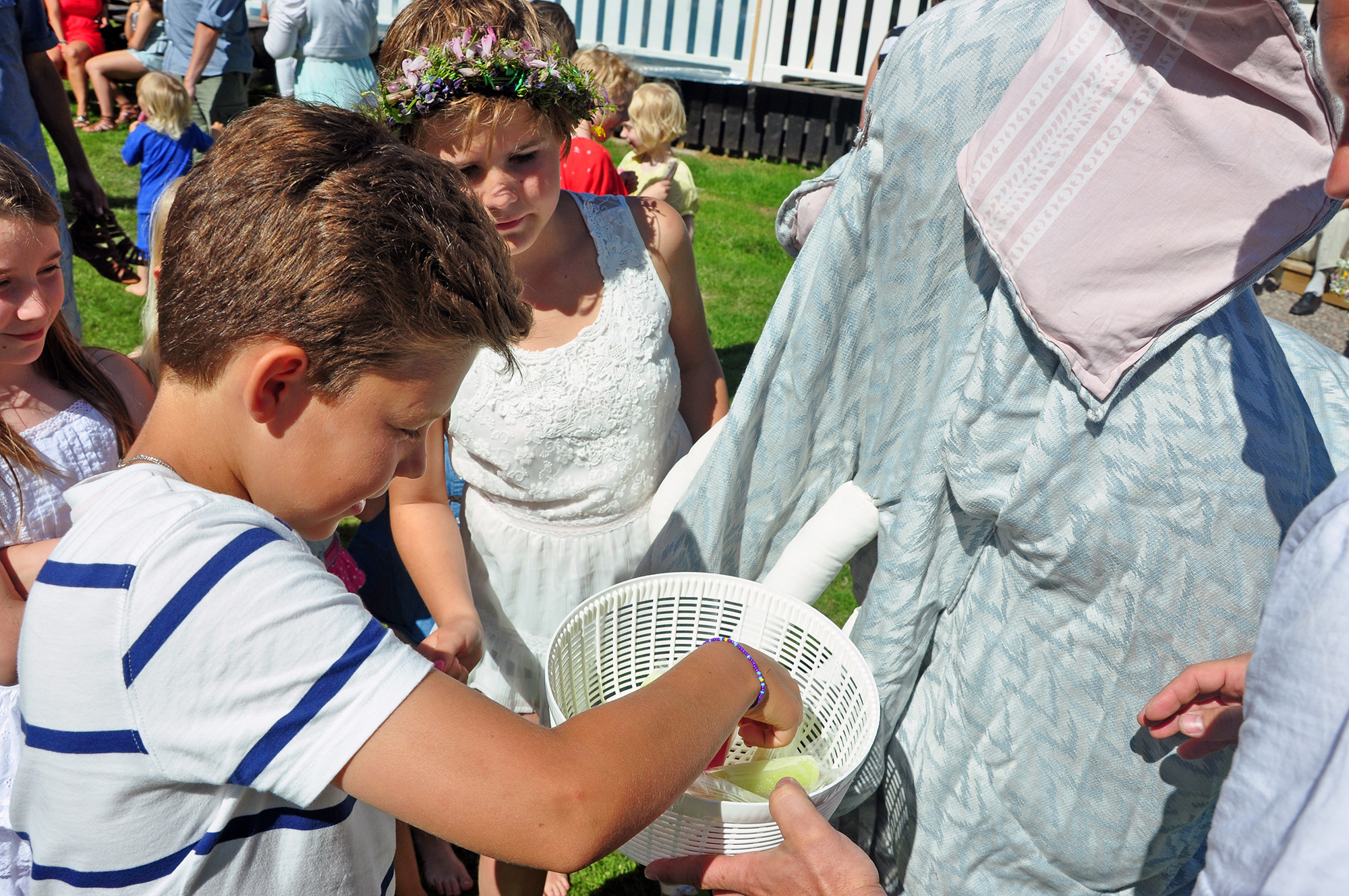 Röste.nu – Röstebilder – Midsommarfirande vid Dönjegården 2013